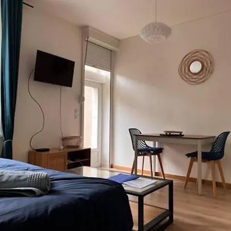 Joli Au Rdc Avec Cour