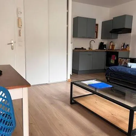 Апартаменты Joli Au Rdc Avec Cour