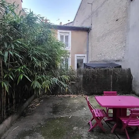 Апартаменты Joli Au Rdc Avec Cour Туль