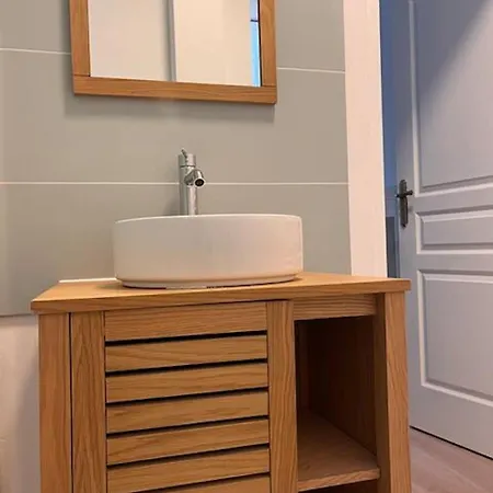 Апартаменты Joli Au Rdc Avec Cour *