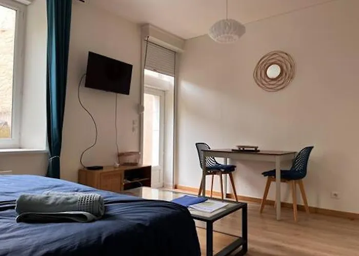 Joli Au Rdc Avec Cour